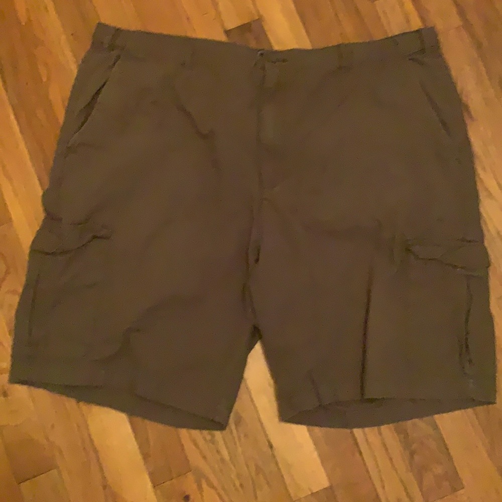 Men’s army green cargo shorts with leg pocket
